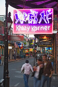 Abend auf der Bourbon street, French Quarter, New Orleans, Louisiana, Vereinigte Staaten, USA