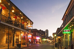 Abend auf der Bourbon street, French Quarter, New Orleans, Louisiana, Vereinigte Staaten, USA