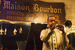 Maison Bourbon ist eine der besten Adressen um auf der Bourbon street Jazz zu hören, French Quarter, New Orleans, Louisiana, Vereinigte Staaten, USA