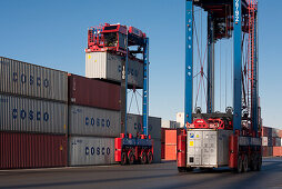 Portalstapler stapelt Container, Hafen, Hamburg, Deutschland