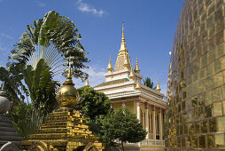 Goldene Stupa eines Wats im Sonnenlicht, Phnom Penh, Kambodscha, Asien