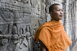 Junger buddhistischer Mönch vor der Tempelanlage Bayon in Angkor, Provinz Siem Reap, Kambodscha, Asien
