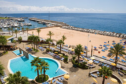 Schwimmbad am Hotel Calheta Beach und Strand mit aufgeschüttetem Sand, Calheta, Madeira, Portugal