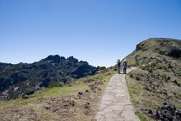 Wanderer auf Wanderpfad zum Gipfel des Berg Pico Ruivo, Achada do Teixeira, Madeira, Portugal