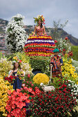 Mit Blumen geschmückter Paradewagen beim alljährlich stattfindenden Madeira Blumenfest, Funchal, Madeira, Portugal