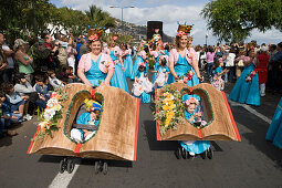 Mütter mit Kinderwagen bei der Parade zum alljährlich stattfindenden Madeira Blumenfest, Funchal, Madeira, Portugal