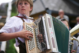 Junge spielt Harmonika, Steiermark, Österreich