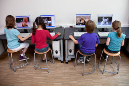 Schüler arbeiten an Computern, Hamburg, Deutschland