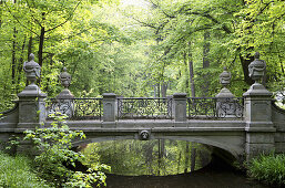 Brücke im Schlosspark Nymphenburg, München, Bayern, Deutschland