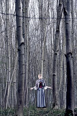 Junge Frau im Dirndl steht in einem Wald, Kaufbeuren, Bayern, Deutschland