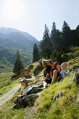 Familie auf einer Alm, Pflerschtal, Südtirol, Trentino-Alto Adige, Italien
