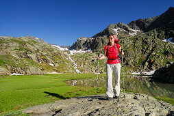Frau wandert am Stubensee, Stubaier Alpen, Trentino-Südtirol, Italien