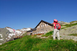 Wanderin erreicht Magdeburger Hütte, Stubaier Alpen, Trentino-Südtirol, Italien