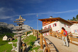 Wanderin erreicht Lavarella Hütte, Fanesalm, Naturpark Fanes-Senes-Prags, Dolomiten, Trentino-Südtirol, Italien