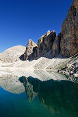 Croda del Lago spiegelt sich im Antermoiasee, Rosengarten, Dolomiten, Südtirol, Italien