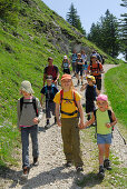 Wandergruppe mit Kindern, Bayerische Alpen, Oberbayern, Bayern, Deutschland