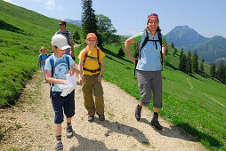 Wandergruppe mit Kindern auf einem Wanderweg, Bayerische Alpen, Oberbayern, Bayern, Deutschland