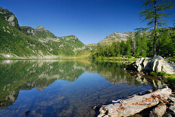 Bergsee Lago Alzasca mit Spiegelung, Tessiner Alpen, Tessin, Schweiz