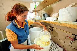 Frau bei der Käseherstellung, Oberbayern, Bayern, Deutschland