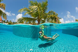 Frau im Pool, Malediven, Sued Male Atoll