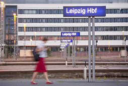 Frau auf einem Bahnsteig, Leipzig, Sachsen, Deutschland