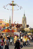 Menschen auf dem Oktoberfest mit Paulskirche, München, Bayern, Deutschland, Europa