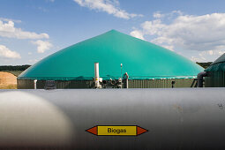 Biogasanlage im Untergut Lenthe, Biokraftwerk, Gärbehälter, Gasleitung, Himmel, Wolken