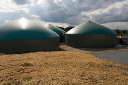 Biogasanlage im Untergut Lenthe, Biokraftwerk, Gärbehälter, Maissilage, Wolken, Himmel