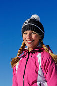 Frau mit blonden Zöpfen beim Wintersport, Kampenwand, Chiemgau, Bayern, Deutschland, Model Released
