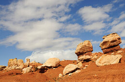 Wanderer, Twin Rocks, Capitol Reef National Park, Utah, USA, MR