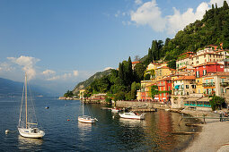 Boote auf dem Comer See, Varenna, Lombardei, Italien