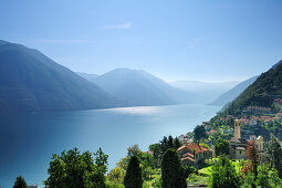Blick über Comer See mit Argegno, Lombardei, Italien