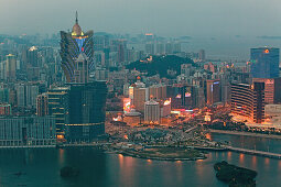 Hochhäuser im Zentrum von Macao am Abend, Macao, China, Asien