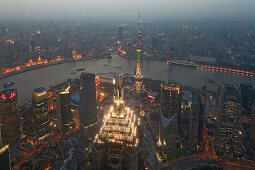 Blick auf beleuchteten Jin Mao Turm, City und Huangpu Fluss am Abend, Bund, Pudong, Shanghai, China, Asien