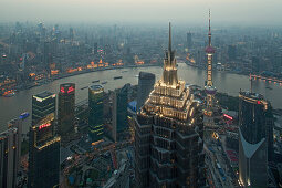Blick auf beleuchteten Jin Mao Turm, City und Huangpu Fluss am Abend, Bund, Pudong, Shanghai, China, Asien