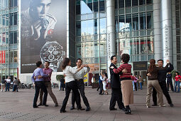 Menschen tanzen unter den Arkaden eines Gebäudes, Nanjing Road, Shanghai, China, Asien