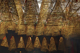 Thien-Hau-Tempel, Saigon, buddhistischer Thien Hau Tempel, Räucherstäbe, Räucherspirelen, Opfer, beten, Gebet, Saigon, Ho-Chi-Minh-Stadt, Vietnam, Asien