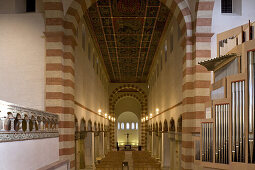 Bemalte Holzdecke im Mittelschiff des Langhauses von St. Michael zu Hildesheim, auch Michaeliskirche genannt (UNESCO-Weltkulturerbe), Hildesheim, Niedersachsen, Deutschland, Europa