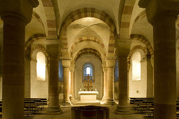 Dom-Krypta mit dem Altar zu Ehren der hl. Jungfrau Maria, Schmerzensmutter, und des heiligen Michael, Dom zu Speyer, Kaiserdom, größte noch erhaltene romanische Kirche der Welt, UNESCO Weltkulturerbe, Speyer, Rheinland-Pfalz, Deutschland, Europa