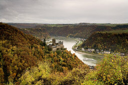 Burg Katz vom Patersberg über St. Goarshausen, Hintergrund links die Loreley, Rhein, Rheinland-Pfalz, Deutschland, Europa, UNESCO Weltkulturerbe