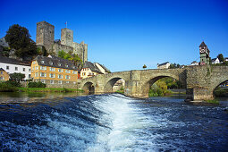 Blick über die Lahn mit Brücke auf Burgruine, Runkel, Hessen, Deutschland