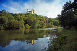 Blick über die Lahn auf Kloster Arnstein, Rheinland-Pfalz, Deutschland
