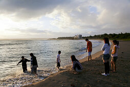 Jugendliche und Kinder am Strand bei Sonnenuntergang, Kenting Nationalpark, Kending, Kenting, Republik China, Taiwan, Asien
