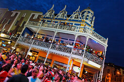 Soccer world cup, 04.12.2009, fans celebrate the drawing of the first round of 16 in Long street, Capetown