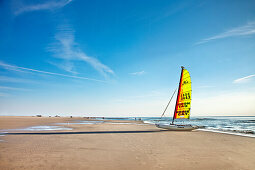 Katamaran am Strand, St. Peter-Ording, Schleswig-Holstein, Deutschland