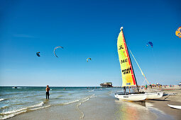 Kitesurfer am Strand, Sankt Peter-Ording, Schleswig-Holstein, Deutschland