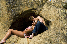 Liebespaar in einer Felshöhle