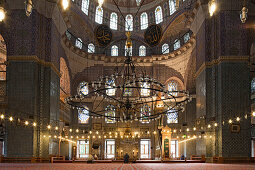 Kuppelraum Yeni Camii Moschee, Neue Moschee, gewaltige Kuppel, Kronleuchter im Kuppelraum, Fensterbänder, Kalligrafietafeln, Istanbul