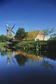 Windmühle und Bauernhaus, Ostgroßefehn, Ostfriesland, Nordsee, Niedersachsen, Deutschland
