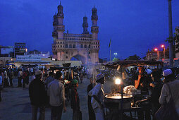 Moslems am Nachtmarkt am Charminar, Fastenbrechen im Ramadan, Hyderabad, Andhra Pradesh, Indien, Asien